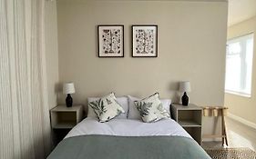 The Bit On The Side, Private Studio, Own Entrance, Free Driveway Parking, 10 Min Drive To Bath, Cheap Ev Point